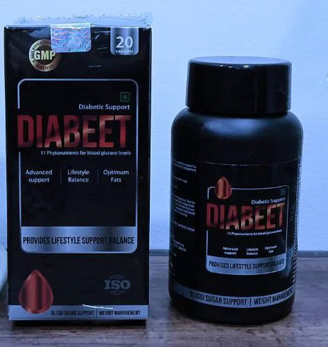 Diabeet capsule box and bottle side by side on a wooden shelf